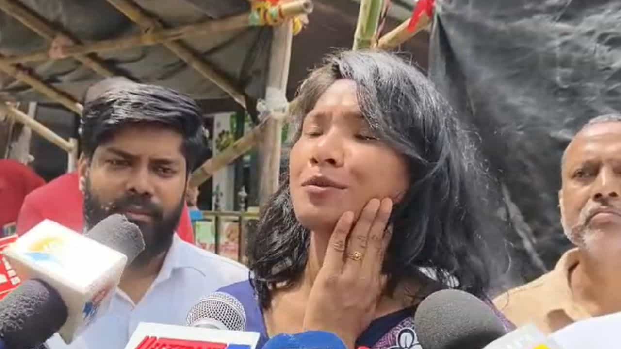 Rajganj TMC candidate: মনোনয়ন জমা দিলেন স্বপ্না, পাশে দেখা গেল না খগেশ্বরকে! চওড়া ফাটল? Rajganj TMC candidate: মনোনয়ন জমা দিলেন স্বপ্না, পাশে দেখা গেল না খগেশ্বরকে! চওড়া ফাটল?