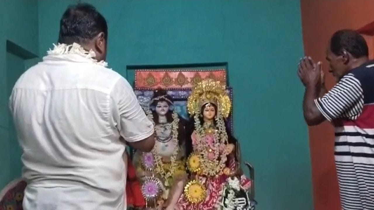 বাঁশবেড়িয়া পুরসভার বিভিন্ন এলাকায় নির্বাচনী প্রচারে গিয়েছিলেন স্বরাজ ঘোষ। মানুষের দুয়ারে দুয়ারে গিয়ে ভোটভিক্ষা করেন। তারপর বিভিন্ন মন্দির ও দোকানে গিয়েও জনসংযোগ করেন।