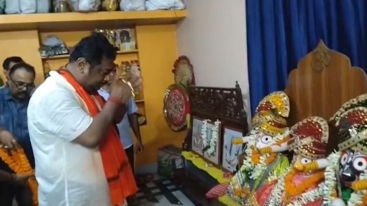 জগন্নাথ দেবের মন্দিরে গিয়ে পুজো দেন। এছাড়া প্রচারের ফাঁকেই আরও বেশ কয়েকটি মন্দিরে পুজো দিতে দেখা যায় স্বরাজ ঘোষকে। 