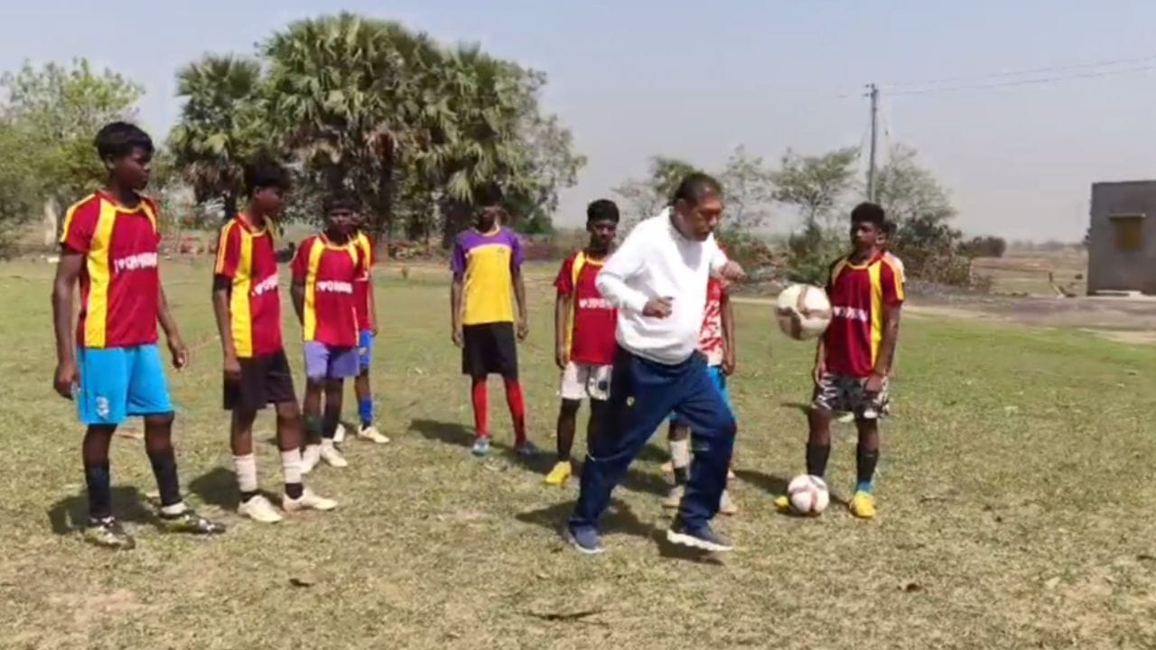 বাড়তি উৎসাহ ছিল যুব সমাজের মধ্যে। খেলা খেলা খেলা হবে। তবে সরাসরি মাঠে নেমে ফুটবল খেলায় অংশগ্রহণ নিঃসন্দেহে প্রচারে আলাদা মাত্রা যোগ করেছে।
