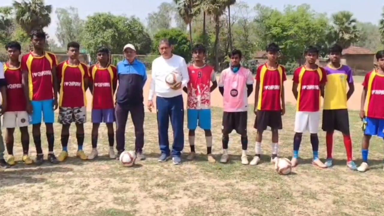 কিছুক্ষণের মধ্যেই প্রার্থীকে ঘিরে উৎসাহের আবহ তৈরি হয়। এবং তিনিও সবার সঙ্গে তাল মিলিয়ে ফুটবল খেলায় অংশ নেন। তিনি জানিয়েছেন জেমুয়া এলাকায় ফুটবল ম্যাচ খেললাম। 