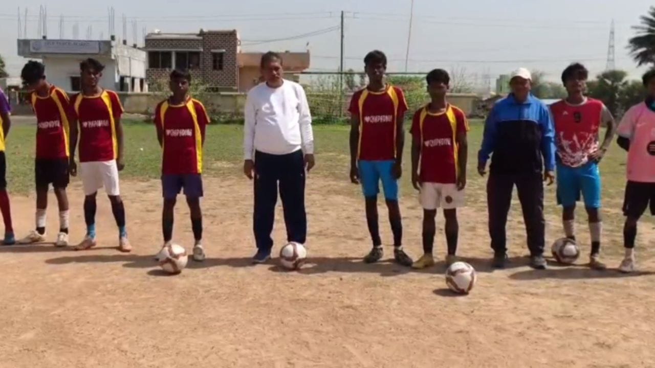 প্রচারের ফাঁকেই স্থানীয় একটি ফুটবল মাঠে যুবকদের খেলতে দেখে হঠাৎই মাঠে নেমে পড়েন তিনি। 