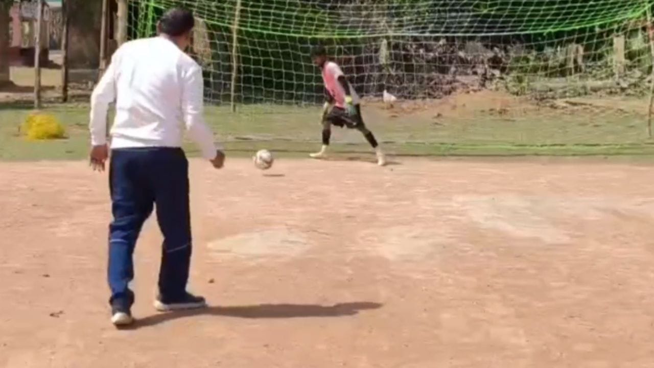 এদিন সকাল সকাল দলীয় কর্মী-সমর্থকদের নিয়ে জেমুয়া অঞ্চলে বাড়ি বাড়ি প্রচার শুরু করেন নরেন্দ্রনাথ চক্রবর্তী। 