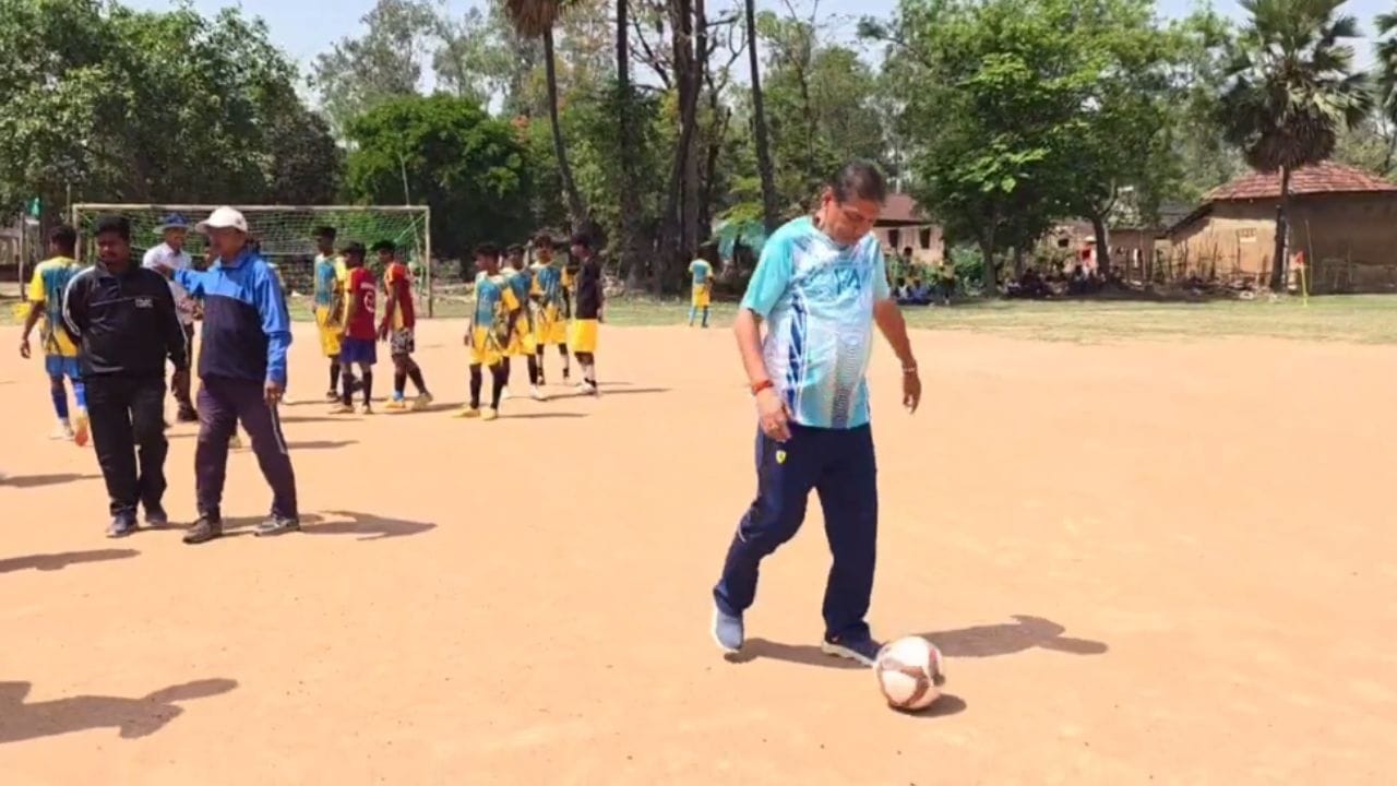 তৃণমূলের খেলা হবে স্লোগান নতুন কিছু নয়। তবে নির্বাচনী প্রচারে ভিন্ন স্বাদ আনতে এবার আদাবাসী যুবকদের নিয়ে ফুটবল মাঠে নামলেন তৃণমূল প্রার্থী নরেন্দ্রনাথ চক্রবর্তী। 