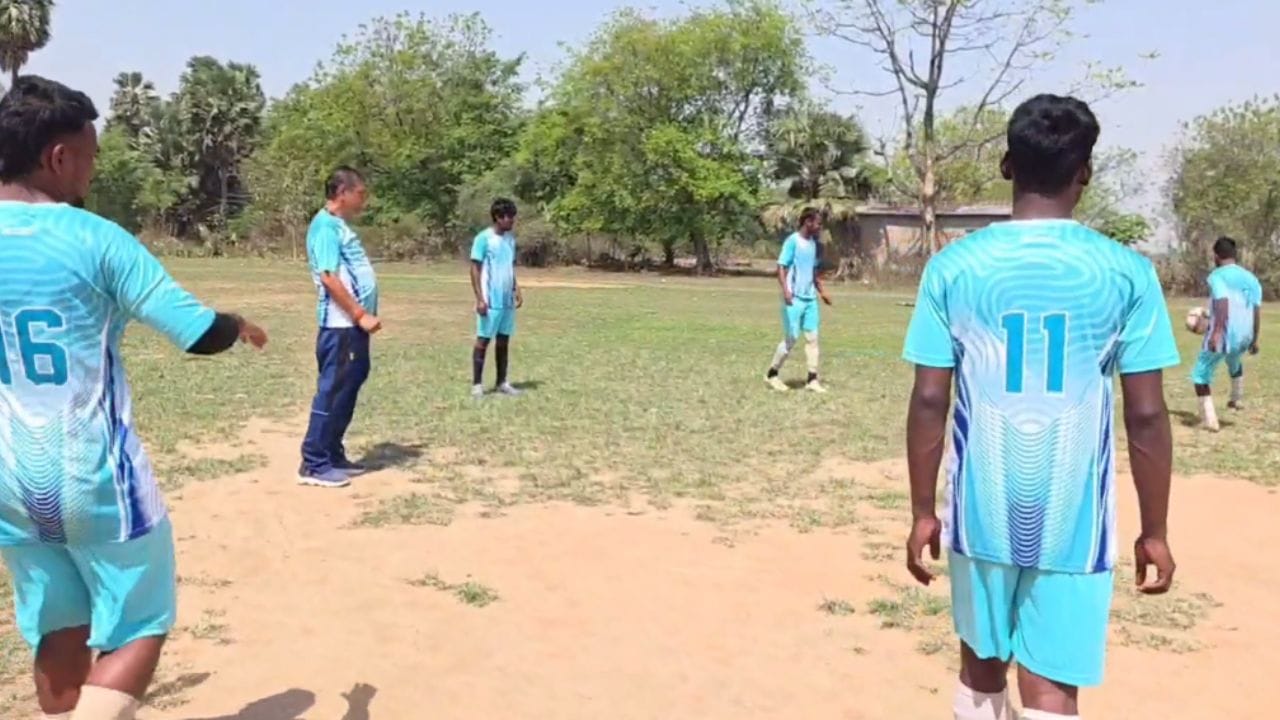 'খেলা হবে' এখন শুধু স্লোগানই নয়। মাঠে নেমে ফুটবল খেলে জনসংযোগ পান্ডবেশ্বরের তৃণমূল প্রার্থী নরেন্দ্রনাথ চক্রবর্তীর