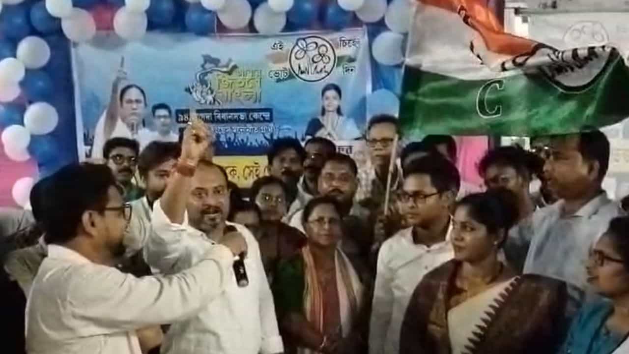 TMC Joining: মতুয়া গড়ে শক্ত হচ্ছে মধুপর্নার হাত? অন্য তত্ত্ব খাড়া করছে বিজেপি TMC Joining: মতুয়া গড়ে শক্ত হচ্ছে মধুপর্নার হাত? অন্য তত্ত্ব খাড়া করছে বিজেপি
