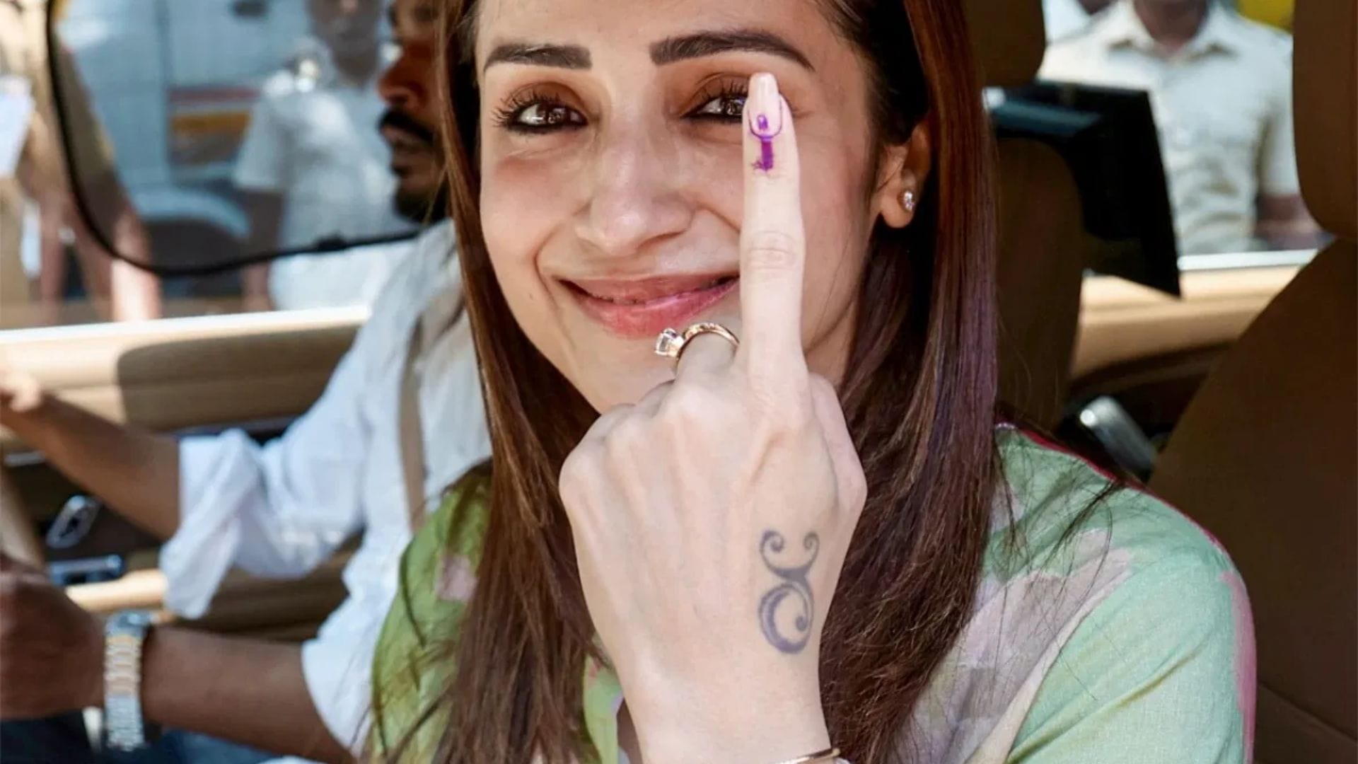 কেবল ভোট দেওয়াই নয়, সোশ্যাল মিডিয়ায় কালির দাগ লাগানো আঙুলের ছবি পোস্ট করে সাধারণ নাগরিকদের বুথমুখী হওয়ার আহ্বানও জানিয়েছেন তাঁরা।