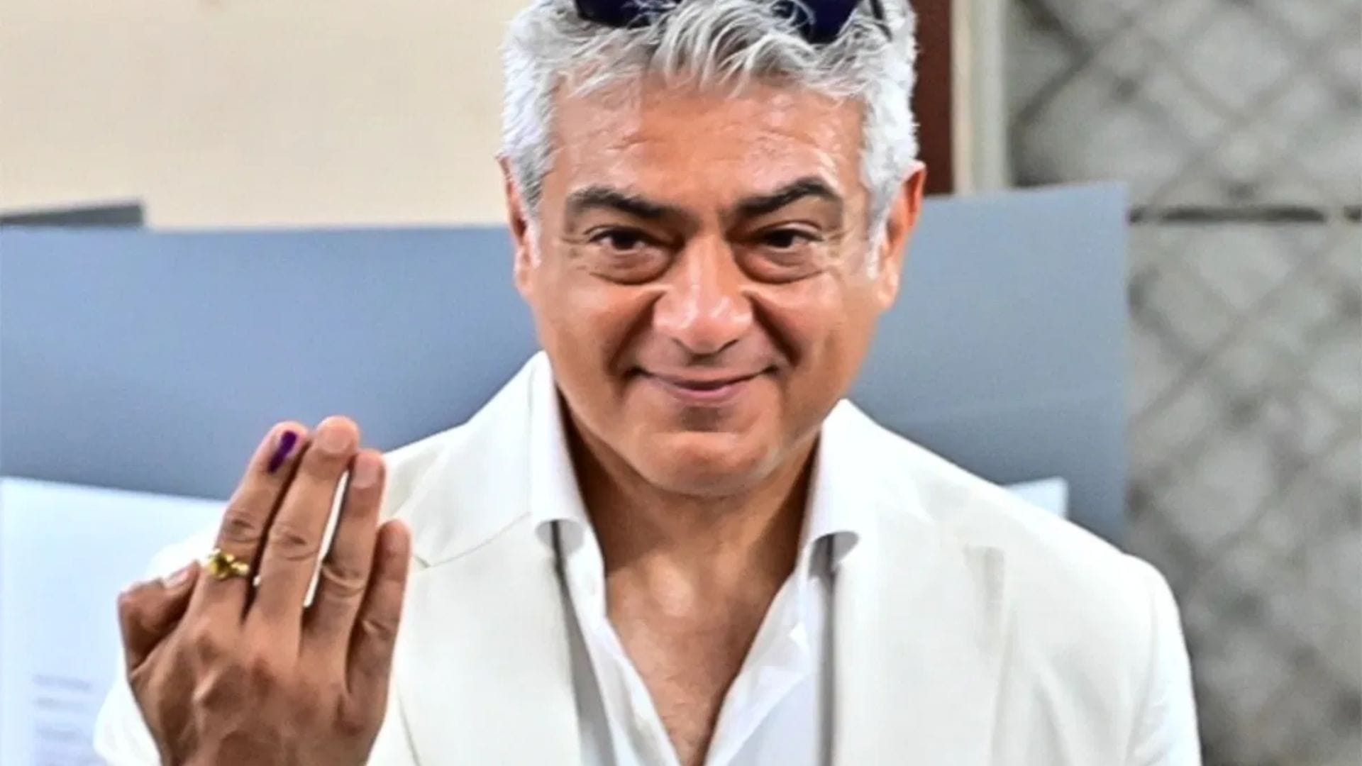  রাজনীতিবিদ ও অভিনেতা কমল হাসান এদিন মেয়ে শ্রুতি হাসানকে নিয়ে ভোটকেন্দ্রে পৌঁছন। ভোট দেওয়ার পর এক্স হ্যান্ডেলে তামিল আবেগকে উসকে দিয়ে তিনি লেখেন, “ভোটদান আমাদের কর্তব্য ও গর্বের বিষয়। ওঠো তামিল! জয়ী হও তামিল!” অন্যদিকে, মেগাস্টার রজনীকান্ত চেন্নাইয়ের স্টেলা মারিস স্কুলে ভোট দিয়ে হাসিমুখে ক্যামেরার সামনে পোজ দেন। তাঁর শান্ত মেজাজ আর কালি লাগানো আঙুল নিমিষেই ভাইরাল হয়ে যায় নেটপাড়ায়।