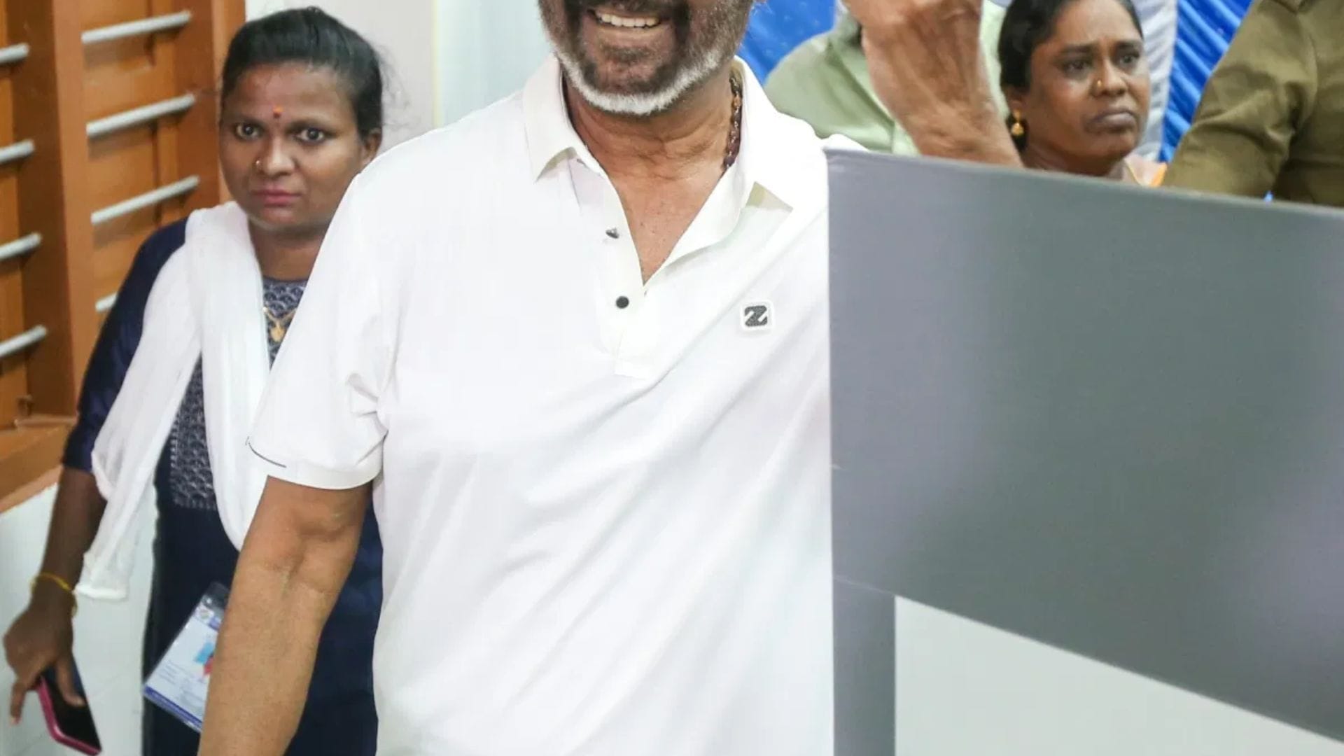  অভিনেত্রী ভারালক্ষ্মী সরোতকুমার নিজের ছবি পোস্ট করে সরাসরি প্রশ্ন ছুঁড়ে দিয়েছেন অনুরাগীদের দিকে—“আমরা ভোট দিয়েছি, আপনি দিয়েছেন তো?” পিছিয়ে ছিলেন না পরিচালক প্রভুদেবা এবং অভিনেতা ধনুশও। আলওয়ারপেটের স্কুলে ভোট দিয়ে ধনুশ বুঝিয়ে দিলেন নাগরিক হিসেবে তাঁর দায়িত্ব। কড়া নিরাপত্তার ঘেরাটোপে ভোট দেন জনপ্রিয় অভিনেতা অজিত কুমারও।