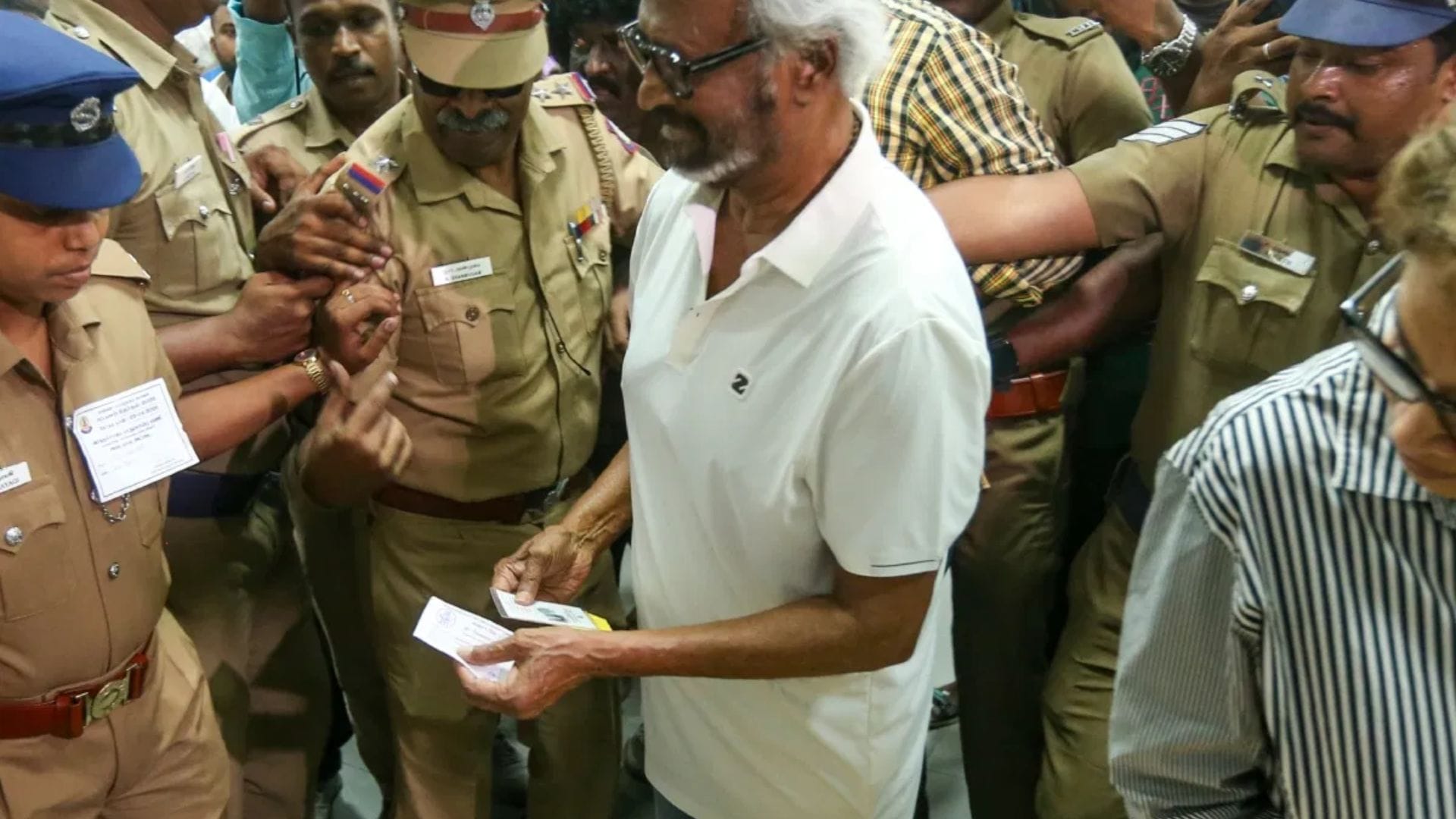 পরিচালক রাধাকৃষ্ণান প্রার্থীবান ভোট দিয়ে এক গভীর বার্তা শেয়ার করেছেন। তিনি আশা প্রকাশ করেন, এই নির্বাচনে যেন শুধু প্রার্থীরা নন, সাধারণ মানুষ প্রকৃত অর্থেই জয়ী হয়। অন্যদিকে, পরিচালক কেন করুণা সপরিবারে ভোট দিয়ে সামাজিক মাধ্যমে সেই মুহূর্ত ভাগ করে নেন। তরুণ অভিনেতা-গায়ক ধ্রুব বিক্রমকেও দেখা গেল নাগরিক দায়িত্ব পালন করতে।