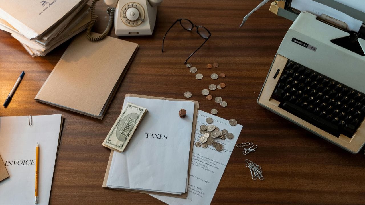 নির্দিষ্ট আয়ের উপর দিতে হয় কর। তবে, সব দেশে কিন্তু আয়কর দেওয়ার নিয়ম নেই। হ্যাঁ ঠিকই পড়ছেন। এখনও পৃথিবীতে এমন কিছু দেশ রয়েছে যেখানে ব্যক্তিগত আয়ের উপর কোনও কর দিতে হয় না। 