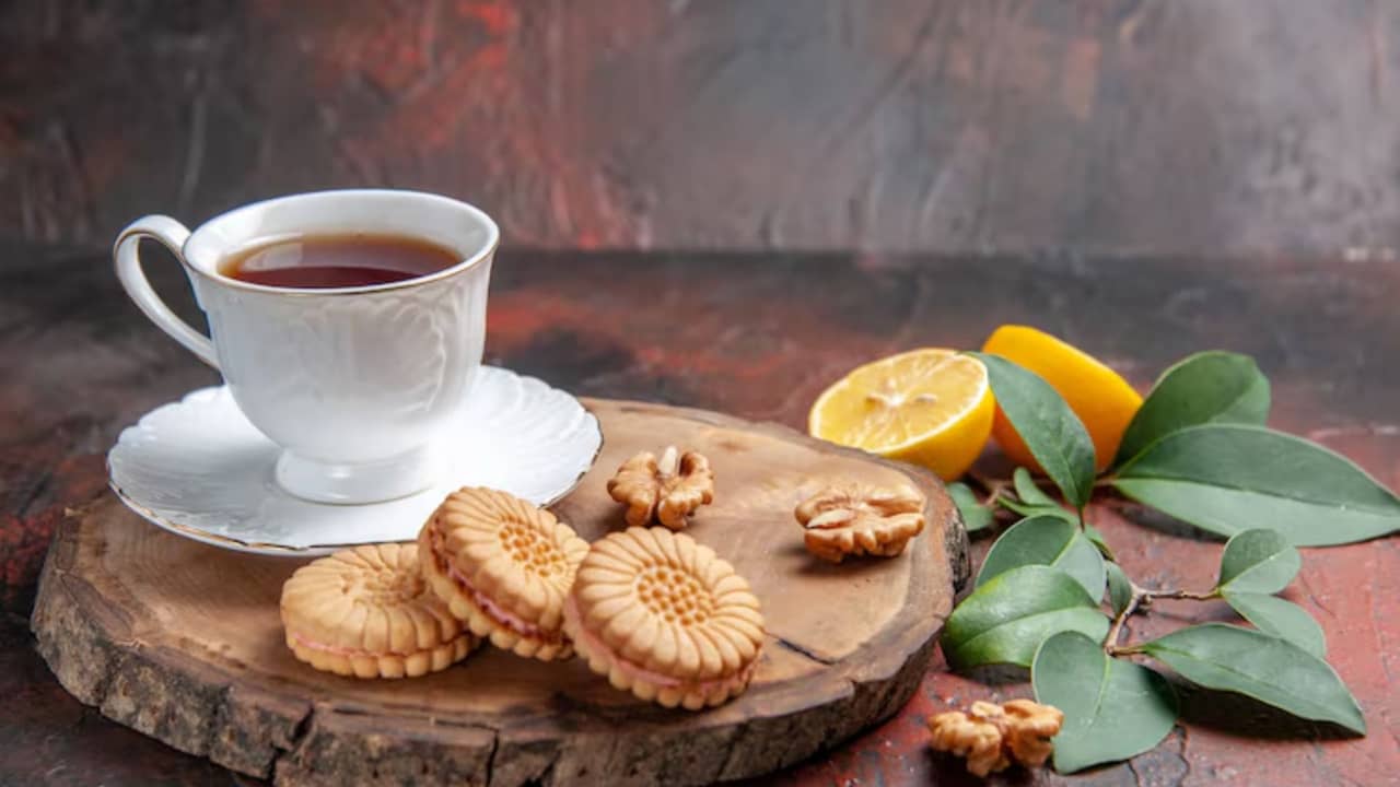 চায়ের সঙ্গে বিস্কুট খাওয়া কি ভালো? জেনে নিন ৮টি জরুরি তথ্য