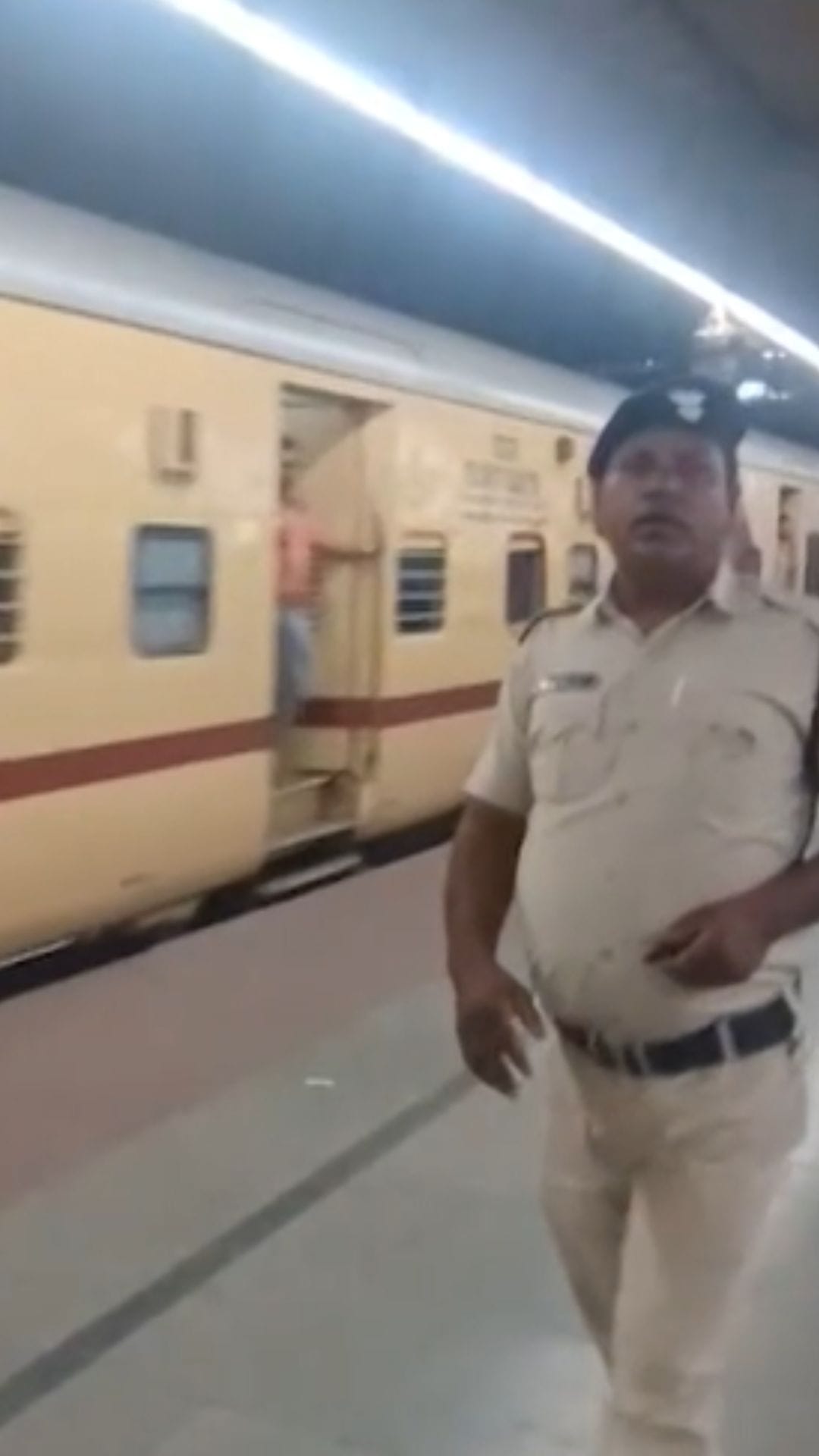 ধনধান্য এক্সপ্রেসের সেকেন্ড ক্লাসের কামরায় লক্ষ্য করে পাথর