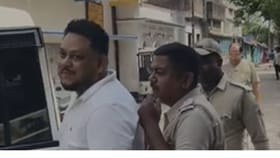 ভোটের দিন রাস্তা থেকে তৃণমূল কাউন্সিলরকে তুলে নিয়ে গেল পুলিশ, কেন?