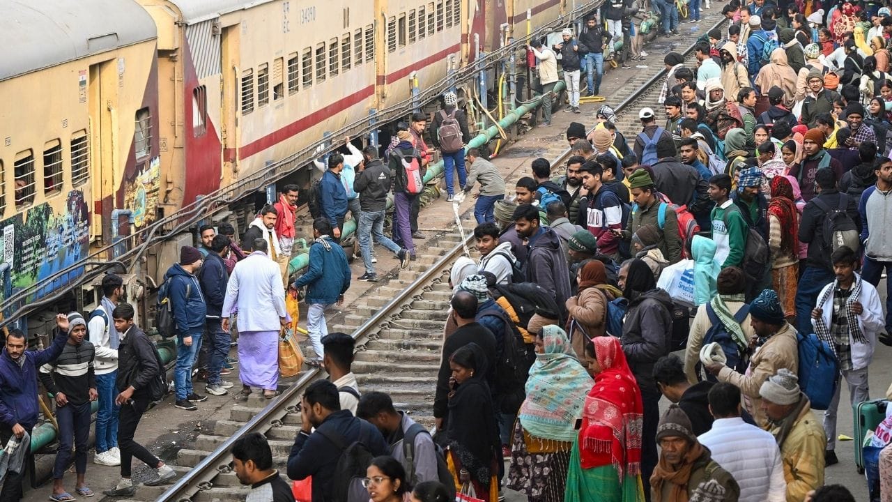 ভারতীয় রেলওয়ে এমন পরিস্থিতিতে সাহায্য করার জন্য বিশেষ হেল্পলাইন নম্বর দিয়েছে। 