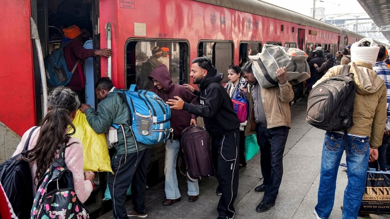 এছাড়া আপনি রেল মদদ (rail madad) পোর্টালে গিয়েও অভিযোগ জানাতে পারেন নিজের PNR  নম্বর দিয়ে। 