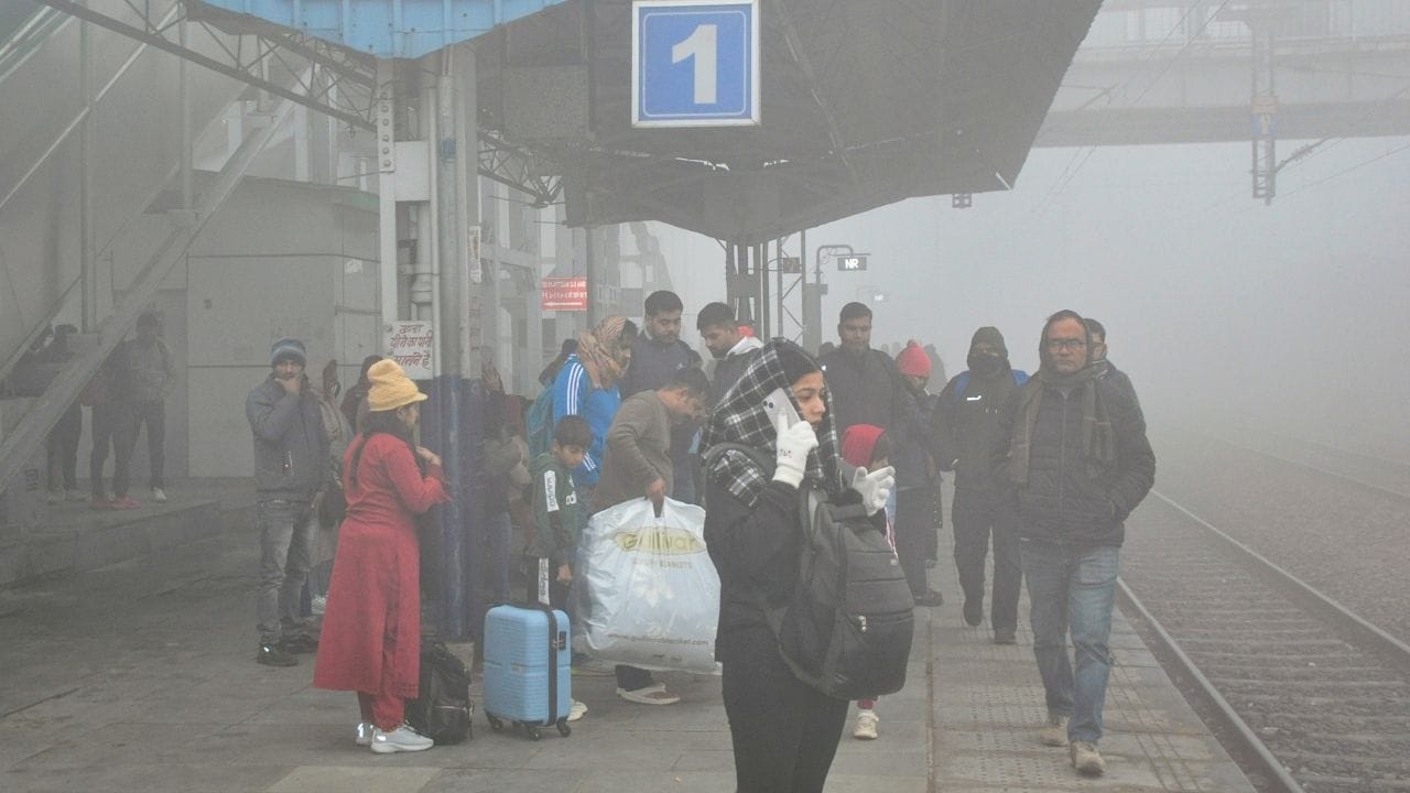 যদি আপনার বুক করা টিকিটে অন্য কেউ বসে থাকে, তাহলে শান্তভাবে প্রথমে তাঁর টিকিট দেখতে চান। কিংবা নিজের টিকিট দেখিয়ে বলুন যে এটি আপনার টিকিট। 