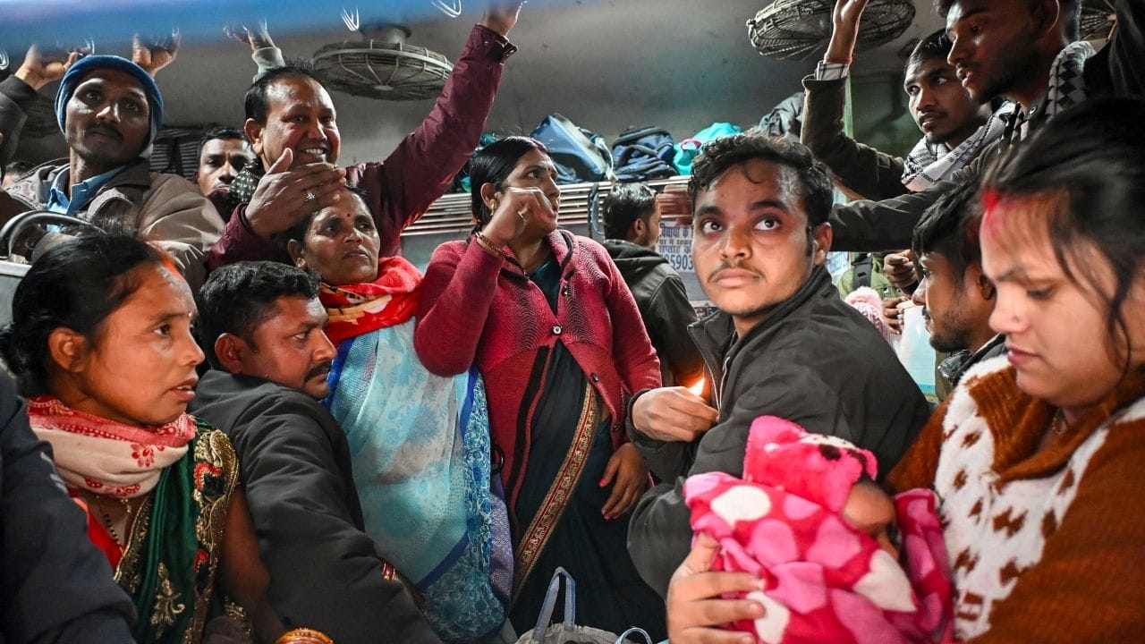 Indian Railways Seat Rules: ট্রেনে আপনার বুক করা সিটে অন্য কেউ বসে? এক মিনিটেই সিট ফাঁকা করুন এভাবে