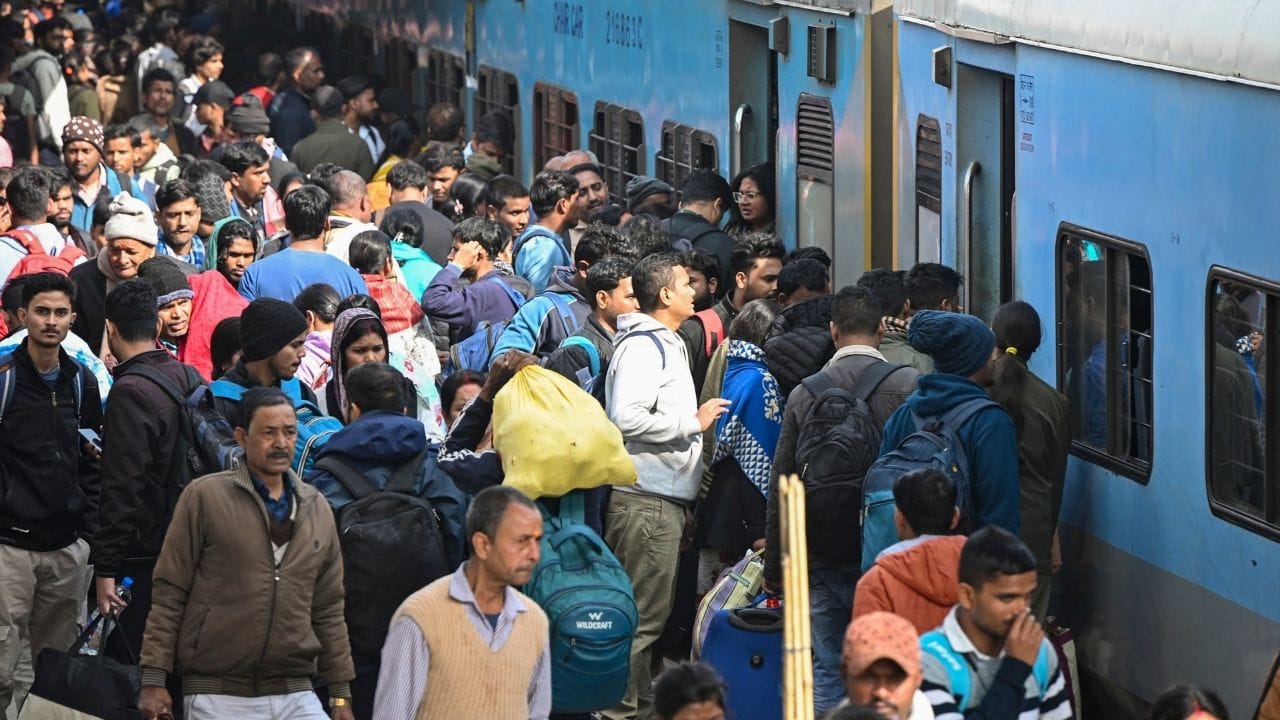 ট্রেনে যাতায়াতের সময় অনেক সময়ই অপ্রীতিকর পরিস্থিতির মুখে পড়তে হয়েছে। অনেকেই বচসাতেও জড়িয়ে পড়েন এই সিটে বসা নিয়ে। তবে এই ঝামেলা করার কোনও দরকারই নেই। 