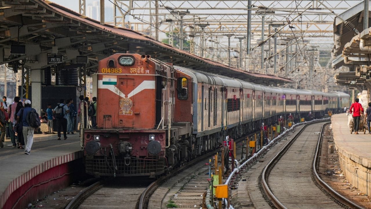 দূরপাল্লার ট্রেনে সফর মানে সবসময় যে জানালা দিয়ে মনোরম দৃশ্য দেখা যাবে, তা নয়। অনেক সময় টিকিট কেটেও নিজের সিটে বসার সুযোগ মেলে না।