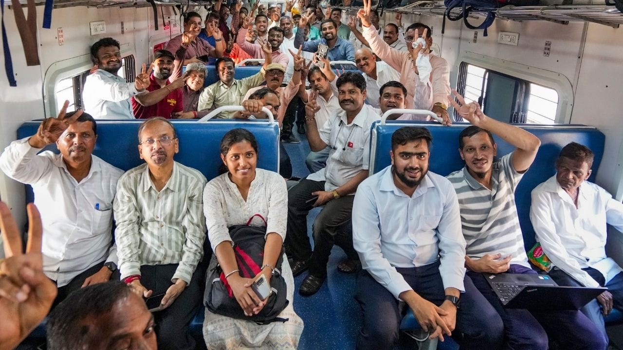 যদি এরপরও ওই ব্যক্তি সিট না ছাড়েন, তাহলে টিটিই-র সঙ্গে কথা বলুন। টিটিই-র দায়িত্ব যাত্রীদের নির্দিষ্ট সিটে বসতে দেওয়া। 