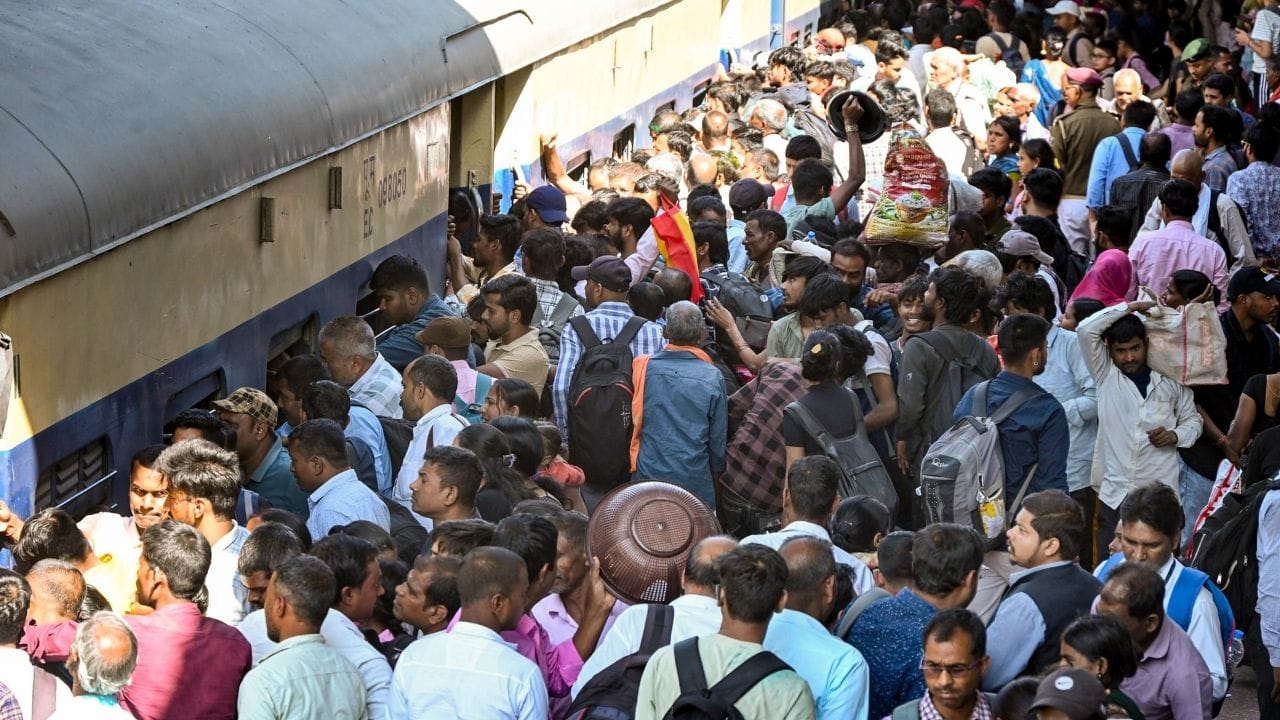 যদি কোনও টিটিই-কে দেখতে না পান, তাহলে রেলের হেল্পলাইন ১৩৯- এ ফোন করুন। এই নম্বরে মেসেজ পাঠিয়েও অভিযোগ জানাতে পারেন। 