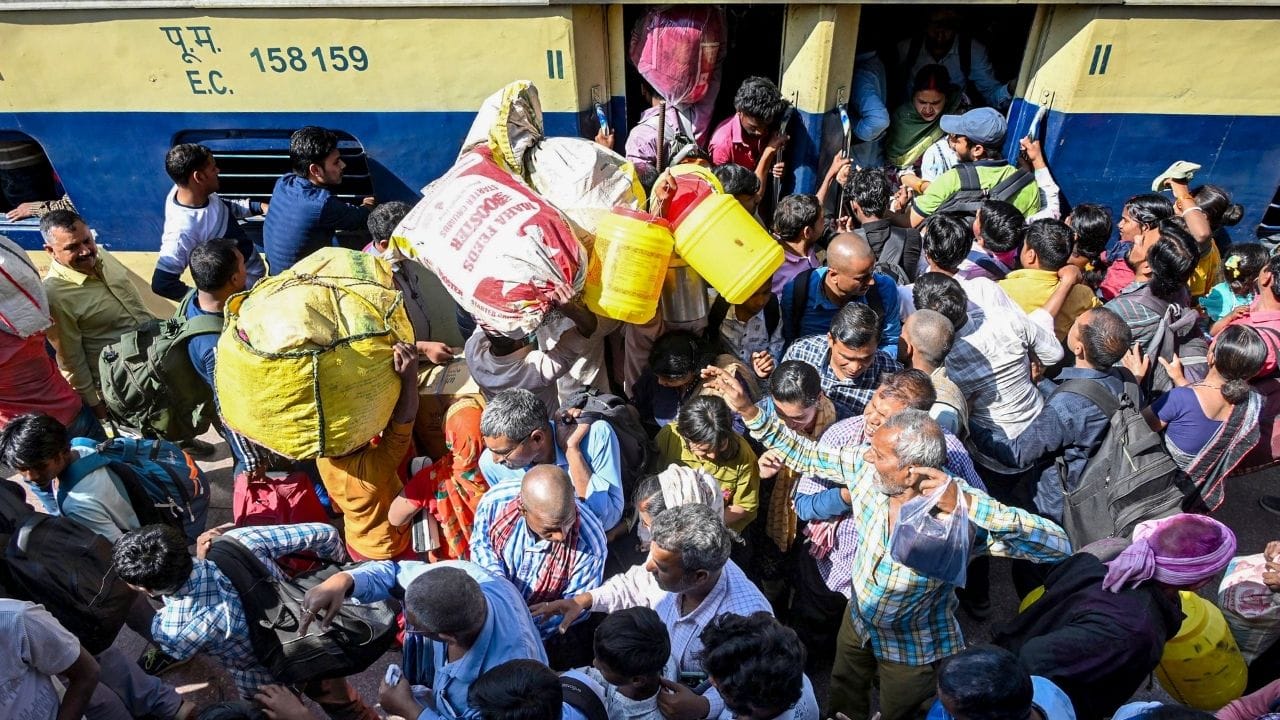 সঙ্গে সঙ্গেই রেলওয়ে সিস্টেমের ডেটাবেসে অভিযোগ পৌঁছে যাবে। পরের স্টেশনেই রেলের কর্মী এসে আপনার সমস্যার সমাধান করবে। 