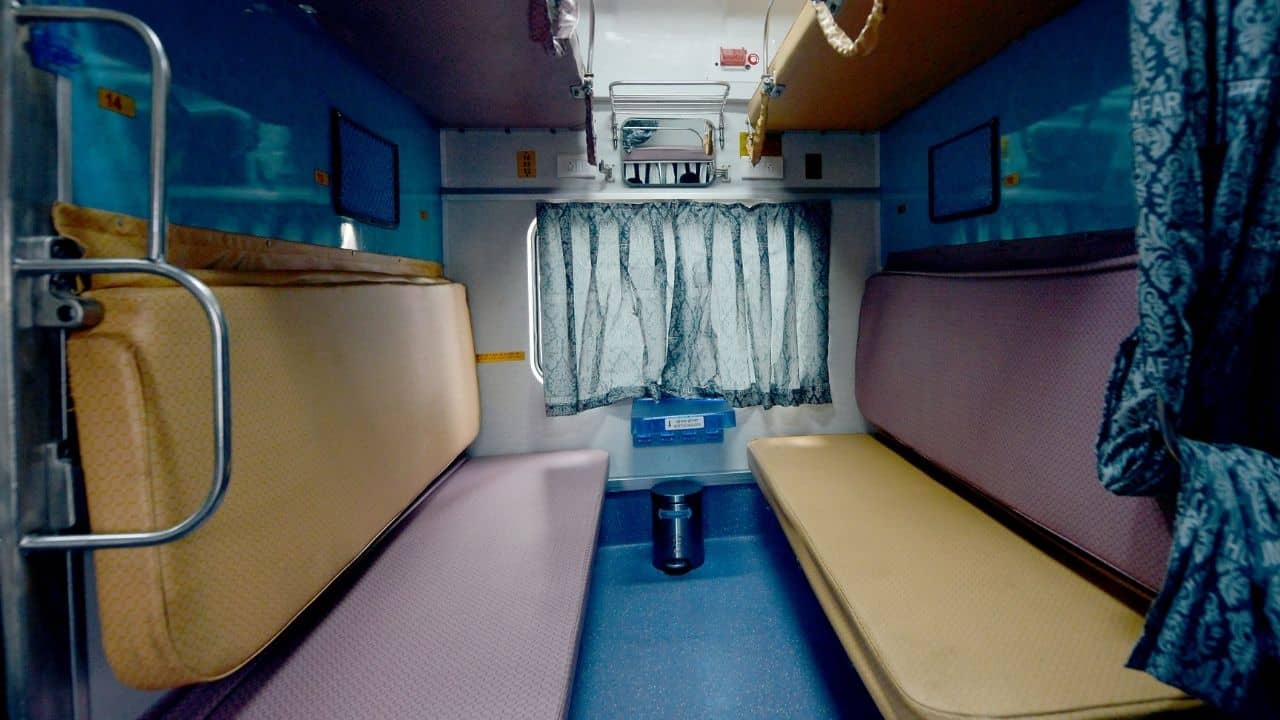 Lower berth rule Indian Railways: টিকিট কাটার সময় এই একটা কাজ করলে, লোয়ার বার্থে সিট পাবেনই পাবেন!