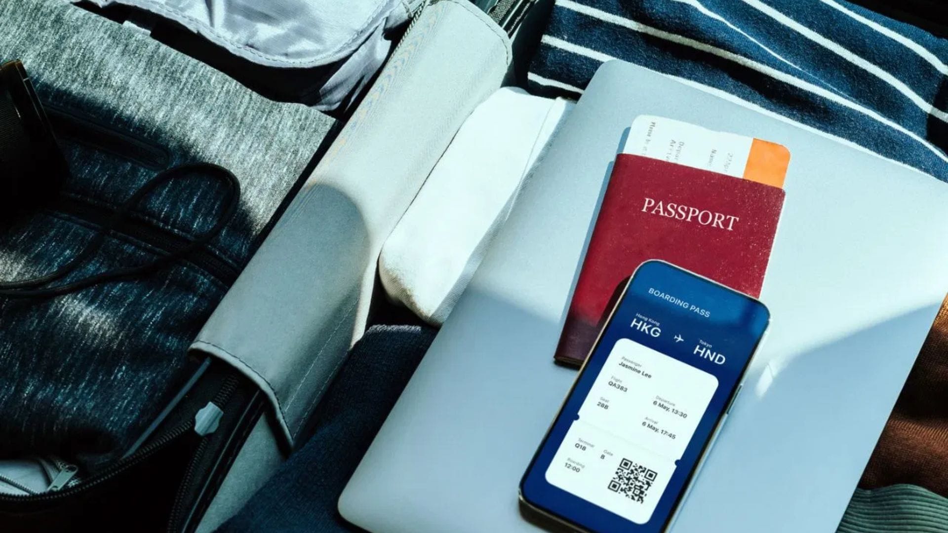  রোদ হোক বা বরফ— ত্বকের সুরক্ষায় সানস্ক্রিন মাস্ট। এর পাশাপাশি চোখের আরাম ও স্টাইলিশ লুকের জন্য একটি ভালো মানের সানগ্লাস ব্যাগে রাখতে ভুলবেন না।