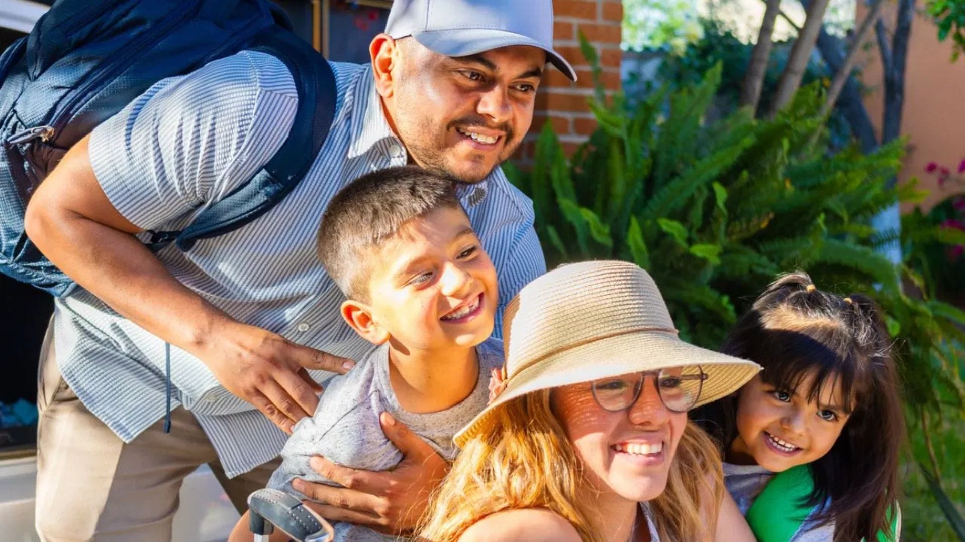  ঘুরতে গিয়ে সামান্য চোট বা হজমের সমস্যা হতেই পারে। তাই ব্যান্ডেজ, অ্যান্টিসেপটিক ক্রিম এবং ব্যথানাশক ওষুধের পাশাপাশি গ্যাস, অম্বল বা জ্বরের সাধারণ কিছু ওষুধ একটি ছোট কিটে ভরে হাতের কাছে রাখুন।