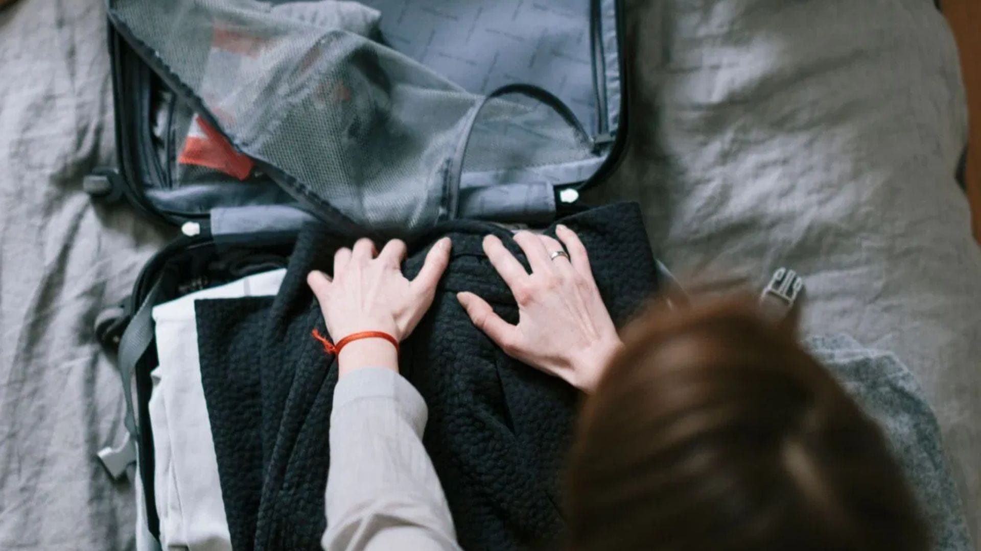 অচেনা জায়গায় ম্যাপ দেখা বা ছবি তোলার জন্য ফোনের ওপর আমরা নির্ভরশীল। কিন্তু চার্জ শেষ হয়ে গেলে বিপদ। তাই ব্যাগে একটি হাই-ক্যাপাসিটি পাওয়ার ব্যাংক এবং প্রয়োজনীয় চার্জিং ক্যাবল অবশ্যই রাখুন।