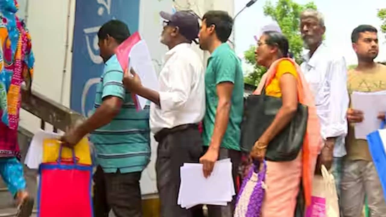 ক্যানিং থেকে কাটোয়া, নথি হাতে ভোর থেকে লাইনে বহু মানুষ