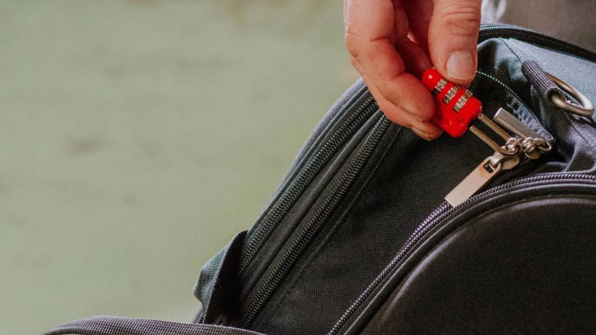 হোটেল চেক-ইন হোক বা বিমানবন্দর— পরিচয়পত্র ছাড়া গতি নেই। আধার কার্ড, ভোটার কার্ড বা ড্রাইভিং লাইসেন্সের অরিজিনাল কপির পাশাপাশি কয়েক কপি ফোটোকপিও সঙ্গে রাখুন।