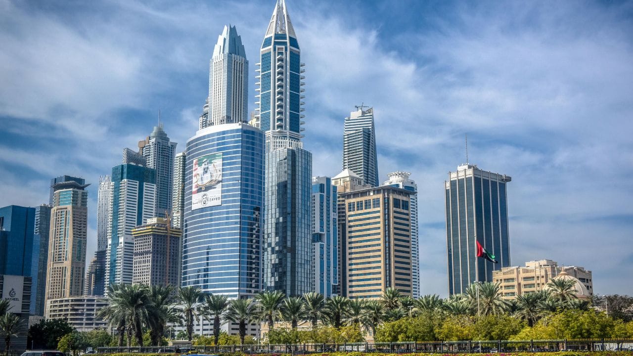 সম্পূর্ণ করমুক্ত দেশ সংযুক্ত আরব আমিরশাহী। এখানকার বাসিন্দারা কোনও আয়কর প্রদান করেন না অর্থাৎ কর দিতে হয় না। এছাড়া, ট্যাক্স রেজিস্ট্রেশনেরও প্রয়োজন নেই।