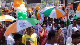 TMC-র মিছিলে দলের দেওয়া ছাতা গায়েব, ক্ষুব্ধ সাংসদ; খোঁচা BJP-র