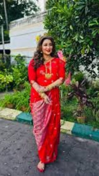 সাদা শাড়ি আর চটি পরেই প্রচারে স্বাচ্ছন্দ্য সায়ন্তিকা, বললেন…