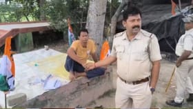 নকল EVM দেখিয়ে ভোটারদের প্রভাবিত করার অভিযোগ, আটক