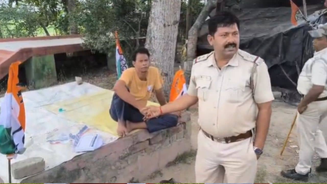 Fake EVM: বুথের ১০০ মিটারের বাইরেই গাছতলা! সেখানেই মাদুর বিছিয়ে বসে ছিলেন আর চুপিসারে সারছিলেন সেই কাজ! পুলিশ আসতেই যা ধরা পড়ল