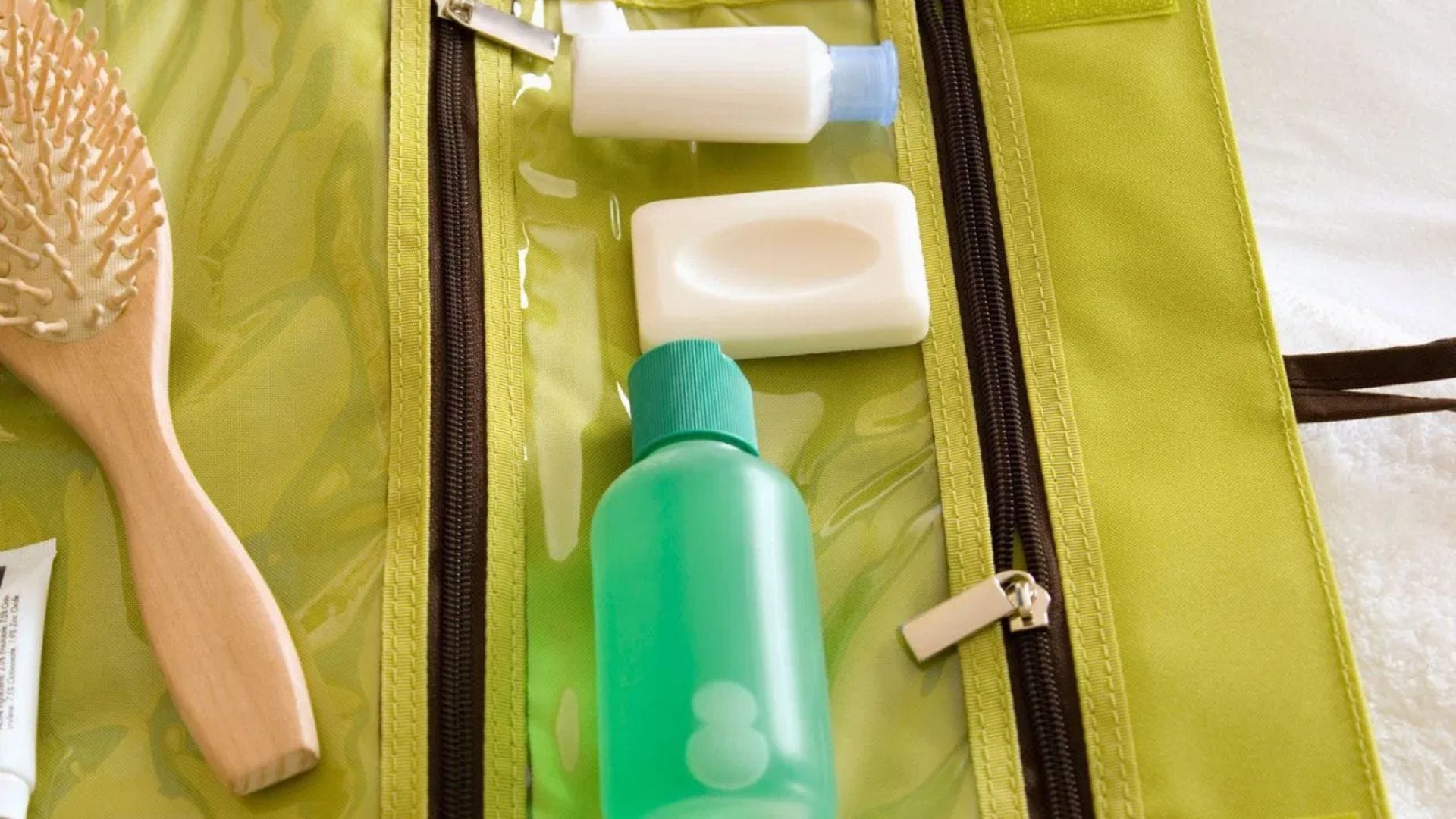  সুস্থ থাকতে পরিচ্ছন্নতা জরুরি। ব্যাগে হ্যান্ড স্যানিটাইজার, পেপার সোপ, ভিজে টিস্যু (Wet Wipes) এবং টুথব্রাশ-পেস্টের মতো টয়লেট্রিজ কিট আলাদা একটি ব্যাগে গুছিয়ে রাখুন।