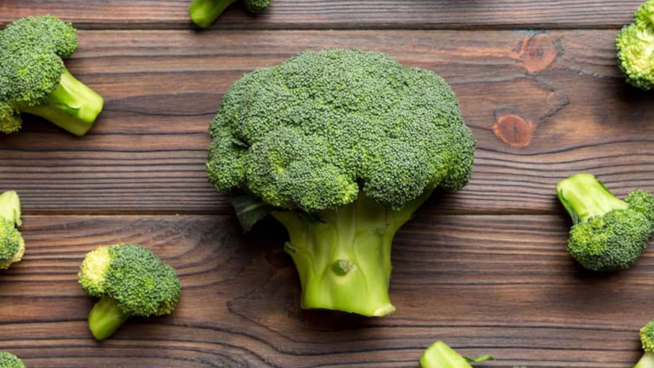  ১০০ গ্রাম ব্রোকোলিতে মাত্র ৩৪ ক্যালোরি থাকে। এটি প্রোটিন, ফাইবার এবং ভিটামিন C-এর চমৎকার উৎস, যা মেদ ঝরাতে সাহায্য করে।