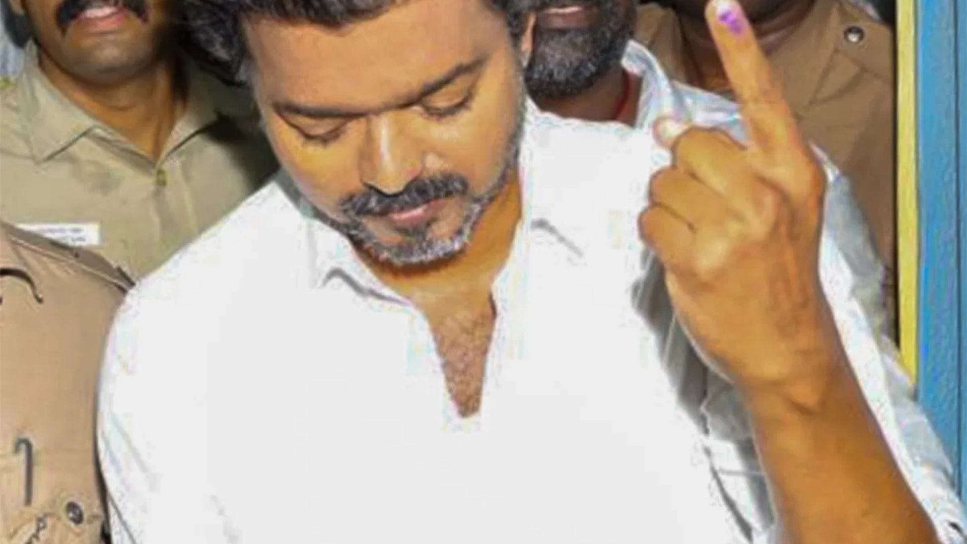 সকাল থেকেই দক্ষিণের প্রতিটি তারকার সমাজমাধ্যম হ্যান্ডেল যেন একেকটি সচেতনতামূলক বিজ্ঞাপনে পরিণত হয়েছে। তাঁদের এই সক্রিয় অংশগ্রহণ নিশ্চিতভাবেই সাধারণ ভোটারদের উৎসাহ বাড়াবে বলে মনে করছে ওয়াকিবহাল মহল।