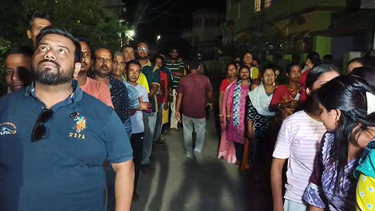 West Bengal Election Turnout Record: বৃষ্টি মাথায় দীর্ঘ লাইন, ইভিএম বিভ্রাটে সন্ধ্যার পরেও চলল ভোট