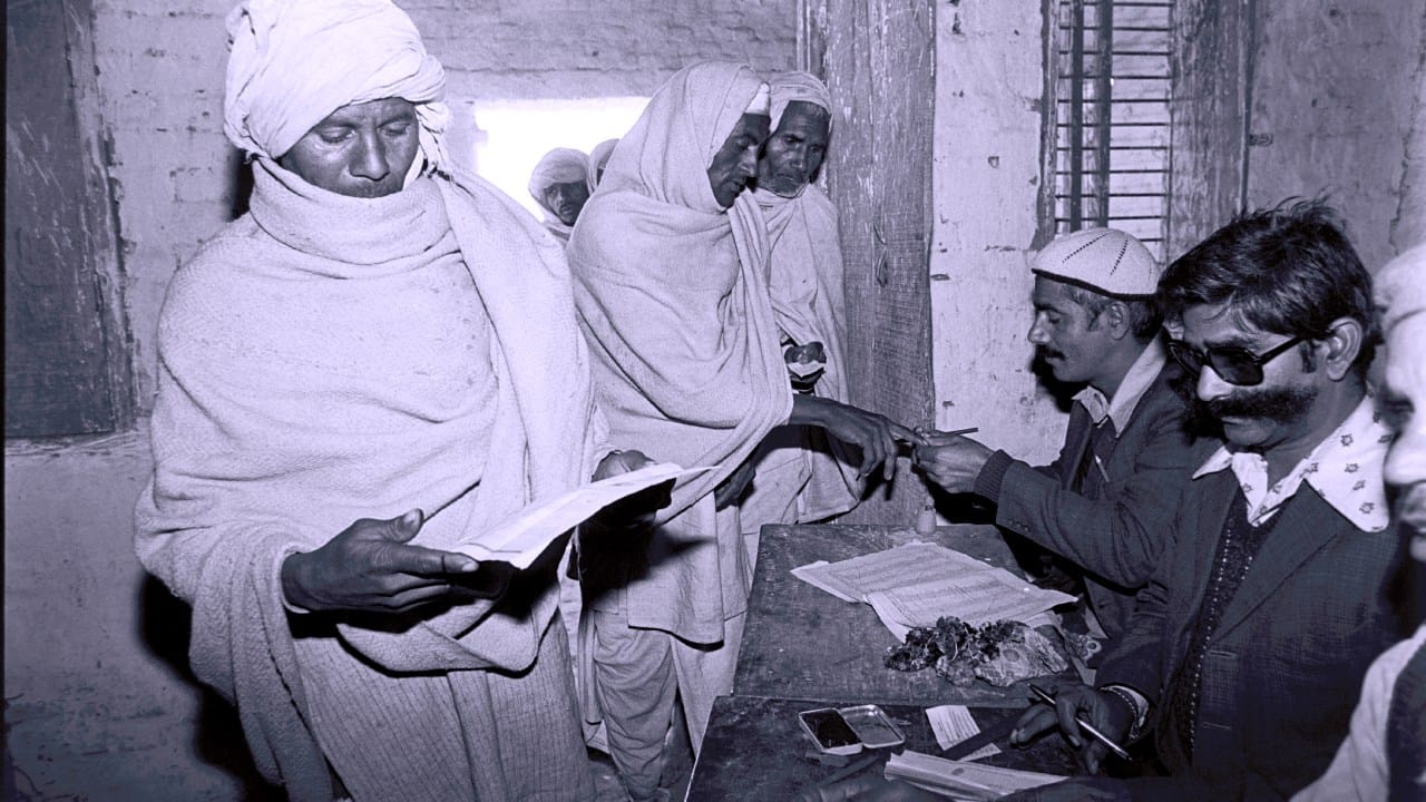 ১৯৫১ সালে যখন প্রথম নির্বাচন হয়, ভারত তখনই ঠিক করেছিল যে ধনী-গরিব বা পুরুষ-মহিলা নির্বিশেষে ২১ বছরের উপরের সবাই ভোট দিতে পারবেন। একে বলা হয় 'সর্বজনীন ভোটাধিকার'।