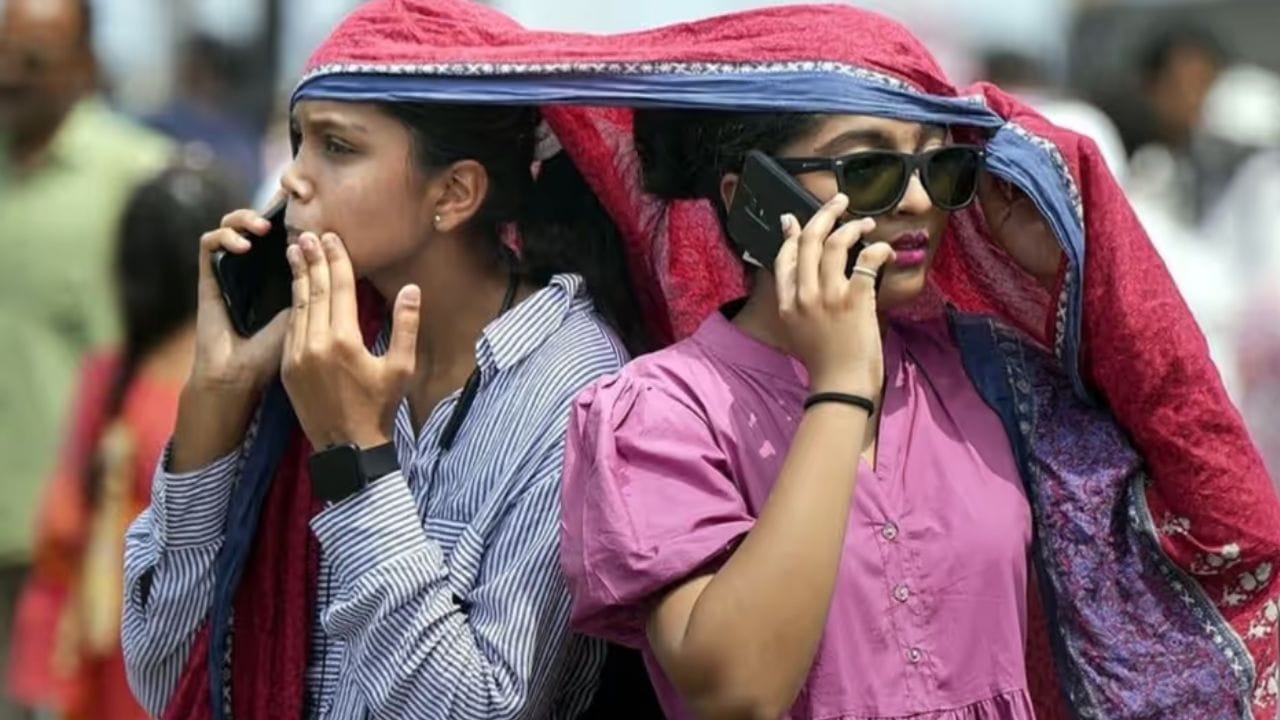 চৈত্রের শেষেই রাজ্যে গরম ও অস্বস্তি চরমে। সপ্তাহজুড়ে শুষ্ক আবহাওয়া। সর্বোচ্চ তাপমাত্রা বাড়তে পারে।
আগামী সাতদিন বৃষ্টির সম্ভাবনা কম। বিক্ষিপ্তভাবে বৃষ্টি পশ্চিমের কয়েক জেলায় এবং উত্তরবঙ্গের পার্বত্য এলাকায়। দক্ষিণবঙ্গে ১৪ থেকে ১৬ই এপ্রিল বিক্ষিপ্ত বৃষ্টি।