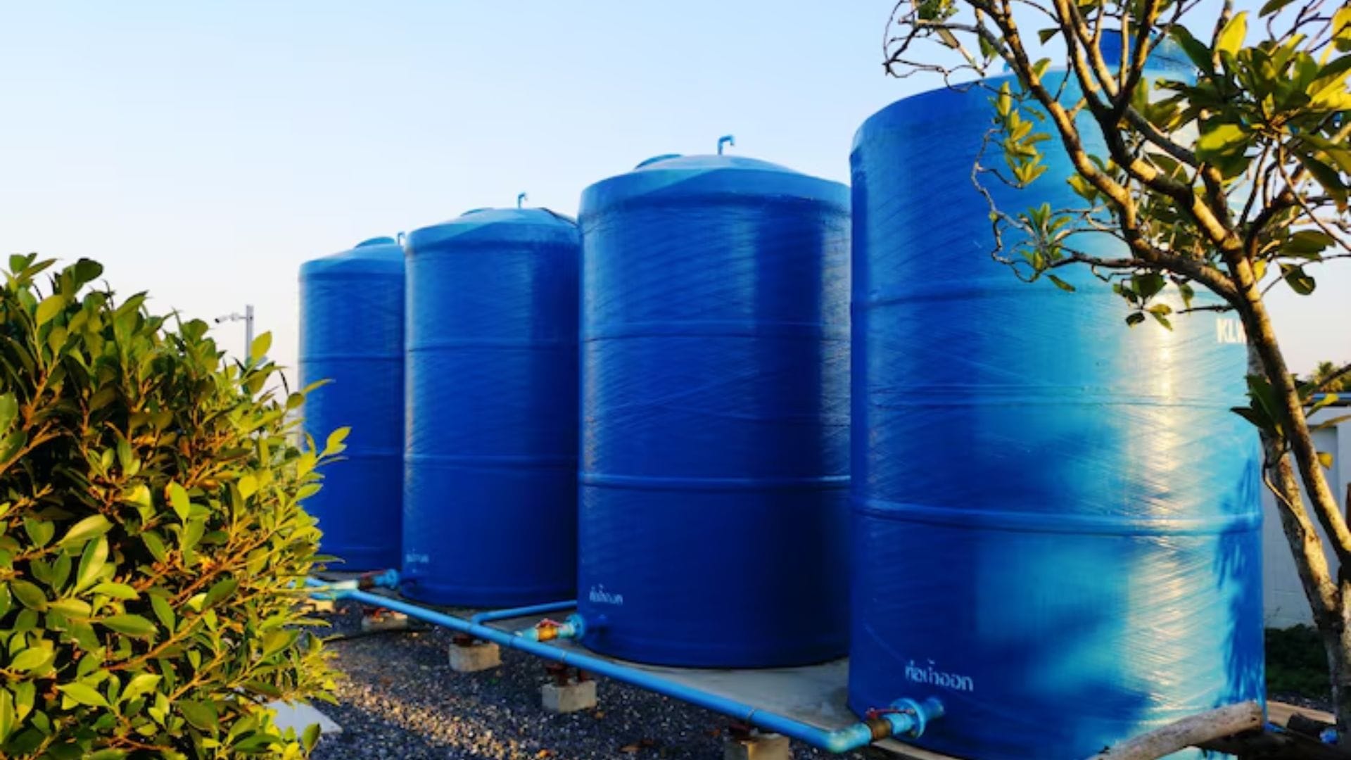 যদি নতুন ট্যাঙ্ক কেনার পরিকল্পনা থাকে, তবে সবসময় ডাবল বা ট্রিপল লেয়ারের ট্যাঙ্ক কিনুন। এই ট্যাঙ্কগুলোর বিশেষ স্তর জলকে বাইরের তাপ থেকে রক্ষা করতে সক্ষম।