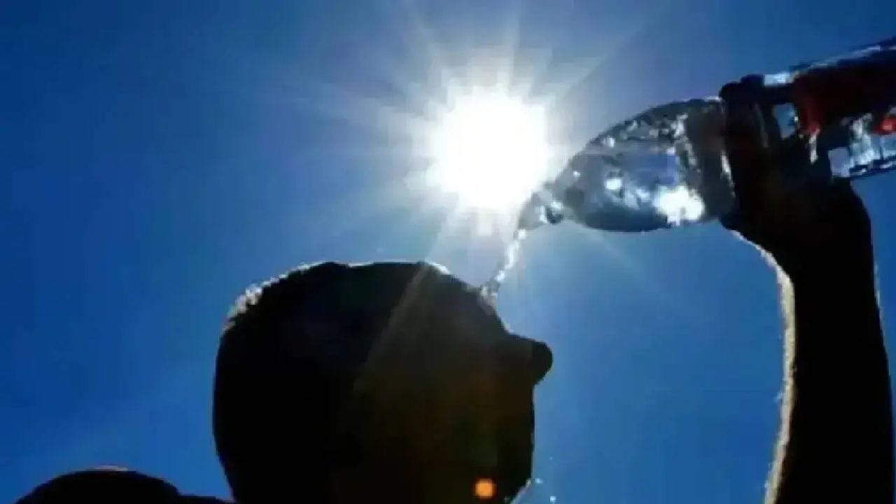 শুষ্ক আবহাওয়া গরম এবং অস্বস্তি বাড়বে। চার ডিগ্রি সেলসিয়াস পর্যন্ত তাপমাত্রা বাড়তে পারে। কাল মঙ্গলবার থেকে গরম ও অস্বস্তি বাড়বে। গরম ও অস্বস্তিকর আবহাওয়া চলবে শনিবার পর্যন্ত।