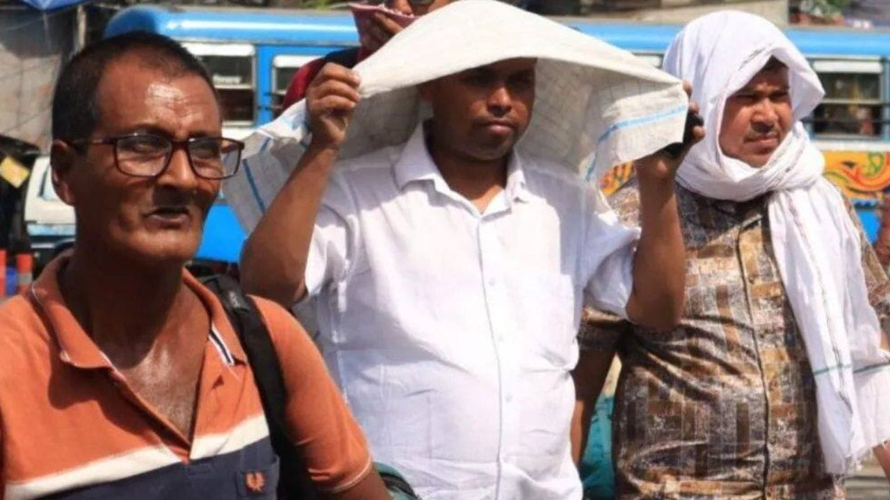 মঙ্গলবার থেকে বৃহস্পতিবার স্থানীয়ভাবে বজ্রগর্ভ মেঘ থেকে পশ্চিমের জেলায় বজ্রবিদ্যুৎ সহ ঝড় বৃষ্টির সামান্য সম্ভাবনা থাকবে। ঝড় বৃষ্টির সম্ভাবনা বেশি থাকবে পুরুলিয়া, বাঁকুড়া, পশ্চিম মেদিনীপুর, ঝাড়গ্রাম, পশ্চিম বর্ধমান ও বীরভূম , মুর্শিদাবাদে।