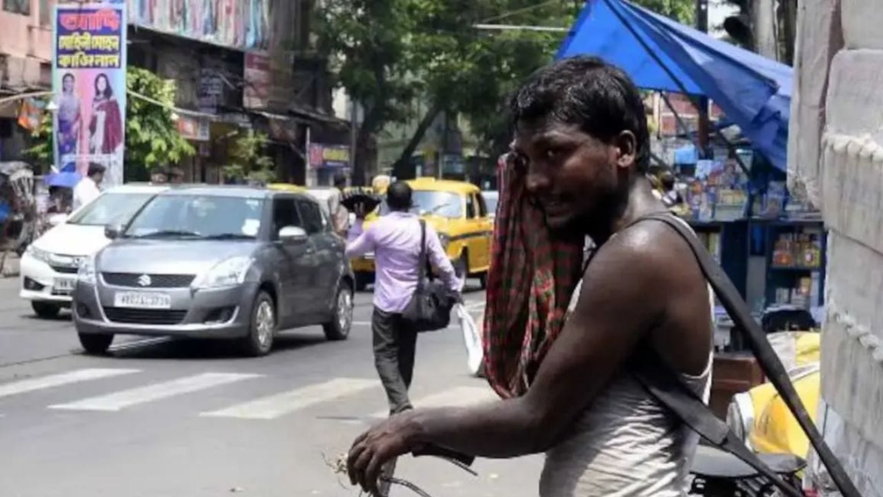 মঙ্গলবার থেকে শুক্রবার গরম এবং অস্বস্তিকর আবহাওয়া থাকবে বেশ কিছু জেলাতে। মঙ্গলবার ও বুধবার বাঁকুড়া, পুরুলিয়া, পশ্চিম মেদিনীপুর, ঝাড়গ্রামে গরম এবং অস্বস্তিকর আবহাওয়ার সতর্কবার্তা জারি আলিপুর আবহাওয়া দফতরের।
বৃহস্পতিবার থেকে শনিবার গরম ও অস্বস্তি আরও বাড়বে।