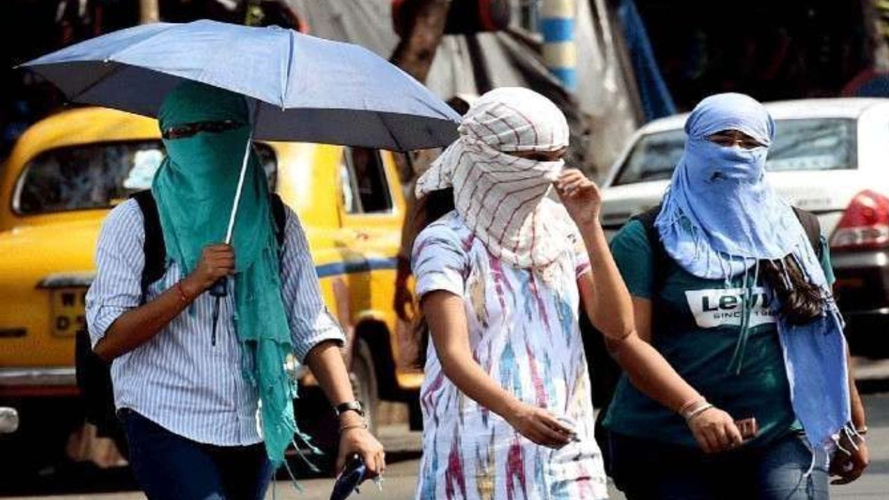 ওপরের পাঁচ জেলাতেই বজ্রবিদ্যুৎ-সহ বৃষ্টির সম্ভাবনা। সঙ্গে ৩০ থেকে ৪০ কিলোমিটার গতিবেগে দমকা ঝড়ো বাতাস। দার্জিলিং, জলপাইগুড়ি, কালিম্পং এই তিন জেলায় বৃষ্টির সম্ভাবনা বেশি।