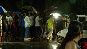 বৃষ্টির মাঝেই স্ট্রংরুমের সামনে সম্মুখ-সমরে তৃণমূল-বিজেপি